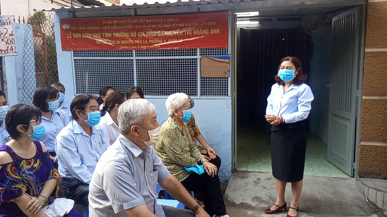 Image: Phường 8 tổ chức lễ trao tặng nhà tình thương cho hộ gia đình bà Nguyễn Thị Hoàng Anh
