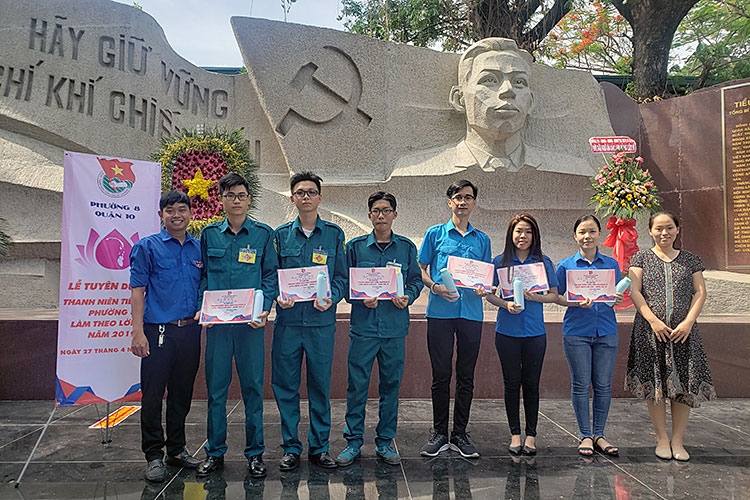 Image: BCH Đoàn Phường 8 tổ chức buổi sinh hoạt chính trị với chủ đề "Chủ tịch Hồ Chí Minh vĩ đại sống mãi trong sự nghiệp của chúng ta" và Lễ tuyên dương "Thanh niên tiên tiến Phường 8 làm theo lời Bác" Năm 2019. 