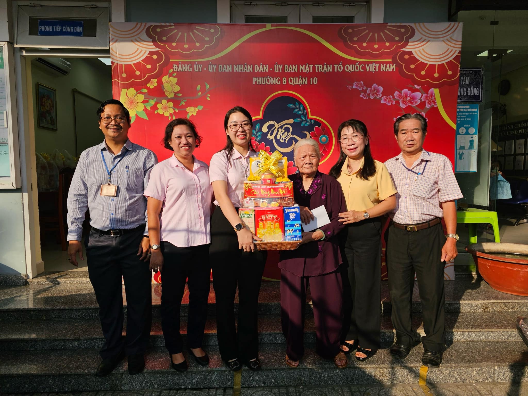 Image: Thăm tặng quà Mẹ Việt Nam Anh Hùng, gia đình chính sách có công và các cơ sở tôn giáo trên địa bàn Phường 8 