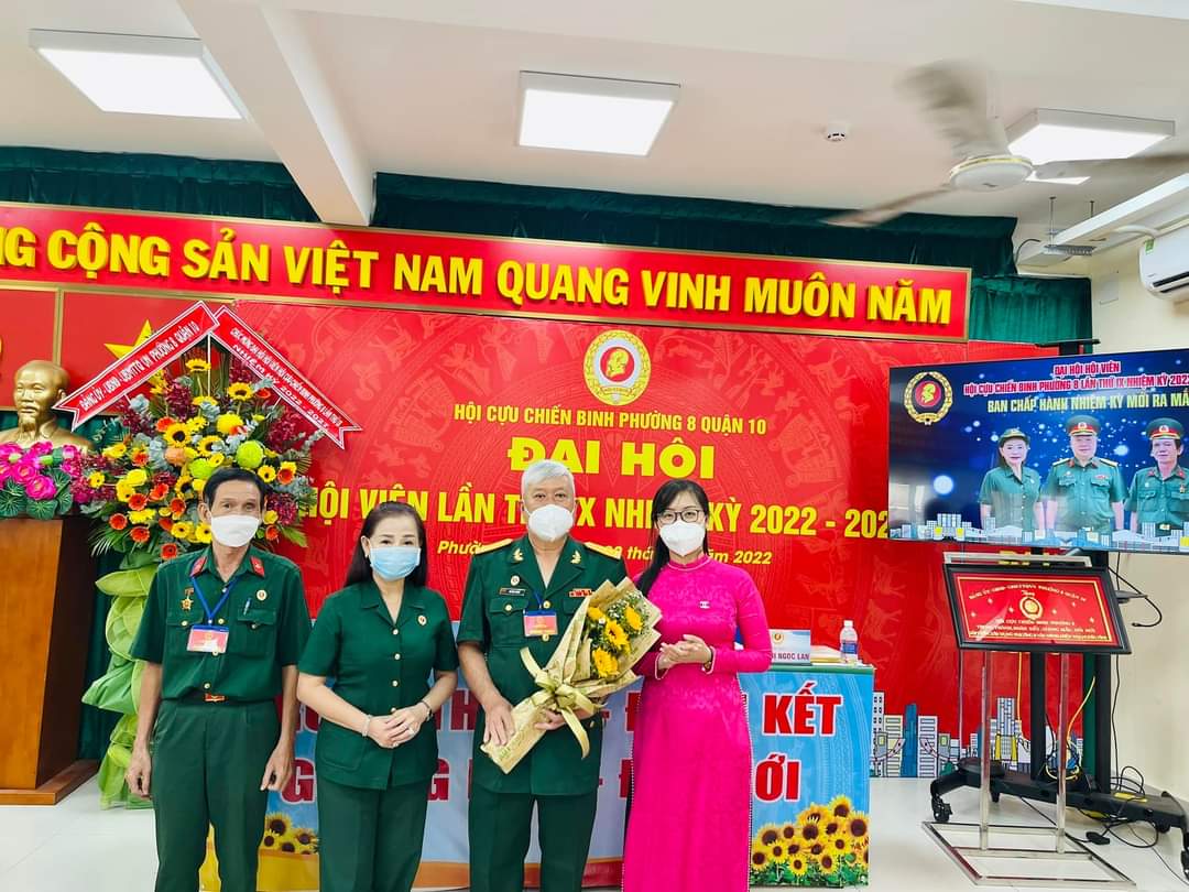Bà Nguyễn Ngọc Bảo Quyên - Quận ủy viên - Bí thư Đảng ủy Phường 8 tặng hoa chúc mừng Ban chấp hành Hội Cựu chiến binh nhiệm kỳ mới